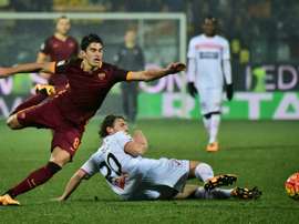 Le milieu de lAS Rome Diego Perotti déborde Lorenzo Lollo de Carpi à Modène, le 12 février 2016