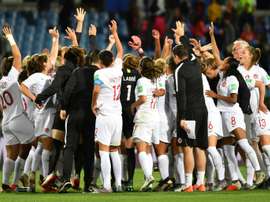 Les Canadiennes fêtent leur victoire 1-0 sur les Camerounaises. AFP