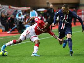 O lateral Kurzawa faz parte dos planos do técnico Tuchel, mas também do Arsenal. AFP