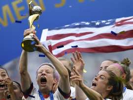 Megan Rapinoe soulève le trophée après la victoire des Etats-Unis. AFP