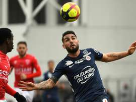 L'attaquant de Montpellier Andy Delort (d) lors du match à Nîmes. AFP
