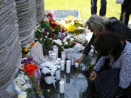 Le collectif des victimes du drame de Furiani rendant hommage. AFP