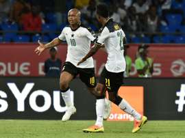 Lattaquant ghanéen André Ayew, célébrant son but avec John Boye lors du quart de finale. AFP
