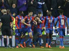 Les joueurs de Crystal Palace congratulent Yohan Cabaye (c), buteur sur la pelouse de Reading en quart de finale de la Coupe dAngleterre, le 11 mars 2016