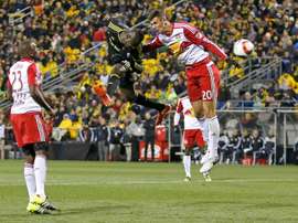 Le défenseur des New York Bulls Matt Miazga (N.20) lors du match contre Columbus Crew SC à Columbus dans lOhio, le 22 novembre 2015