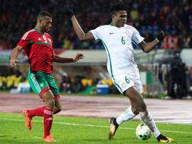 Stephen Eze (d) lors de la finale du Championnat d'Afrique des Nations face au Maroc. AFP