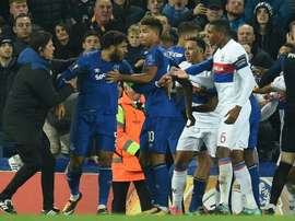 Le capitaine d'Everton Ashley Williams (d) lors des incidents pendant le match contre Lyon. AFP