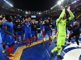 Les Bleus communient avec leurs supporters à lissue de la qualification. AFP
