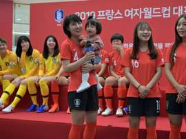 Hwang devient la première mère de famille à disputer la Coupe du monde. AFP