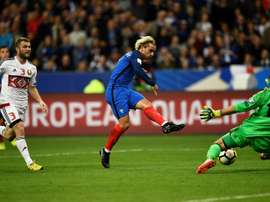 Antoine Griezmann trompe le gardien du Belarus Sergey Chernik. AFP