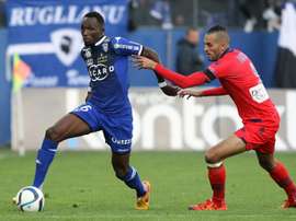 Le milieu de terrain du SC Bastia Seko Fofana déborde Khalid Boutaïb du Gazélec Ajaccio au stade Armand Cesari, le 22 novembre 2015
