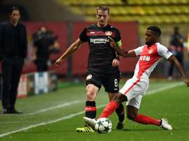 Le milieu de Leverkusen Lars Bender (g) à la lutte avec celui de Monaco Thomas Lemar en Ligue des champions au stade Louis II, le 27 septembre 2016
