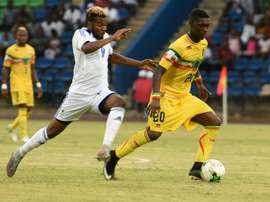 Aaron Boupendza (g) lors du match face au Mali. AFP