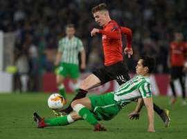 Benjamin Bourigeaud taclé par le défenseur algérien du Betis Aissa Mandi. AFP