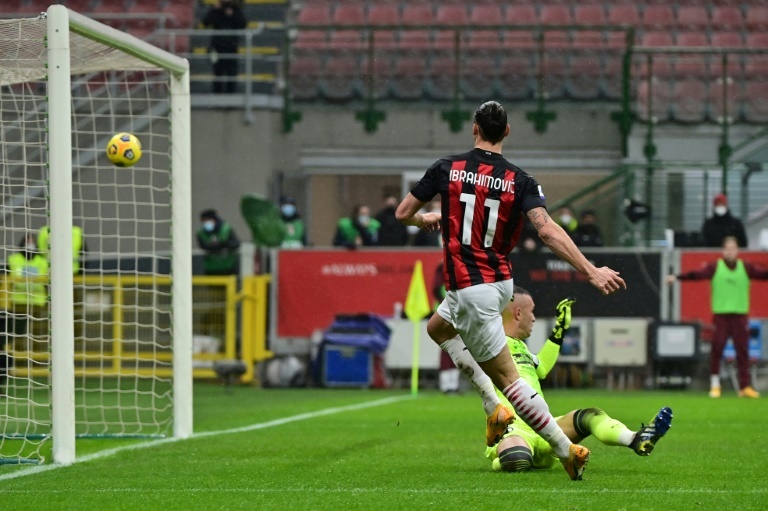 Ibrahimovic, rematando a gol en el Milan-Crotone