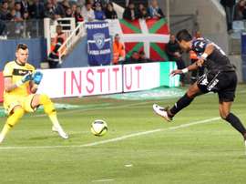 Le Brésilien Brandao, alors à Bastia, tente un tir face au gardien d'Angers Alexandre Letellier. AFP