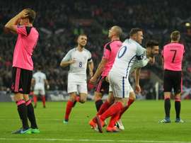 Lallana congratulé par Rooney après avoir inscrit le 2e but de l'Angleterre face à l'Ecosse. AFP
