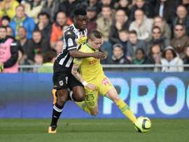 Le défenseur ivorien dAngers Ismaël Traoré (à gauche) face au milieu brésilien de Nantes Adryan Oliveira Tavares, le 13 mars 2016 à Nantes