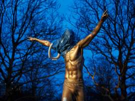 Estátua de Ibrahimovic volta a ser alvo de protesto. AFP