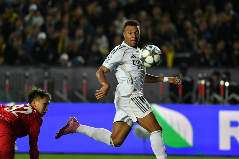 Mbappé: "Marquei três, o que é muito bom, mas trabalho para marcar mais"