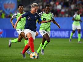 La capitaine des Bleues Amandine Henry lance une attaque face au Nigeria de Ngozi Okobi. AFP