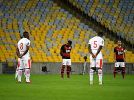 Les joueurs de Flamengo et Bangu observent une minute de silence. AFP