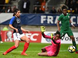 L'attaquante des Bleues Valérie Gauvin bat de près la gardienne du Nigeria Cynthia Nnadozie. AFP
