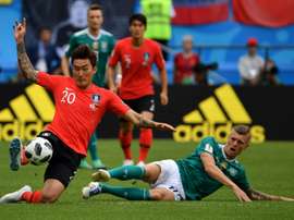 Jang Hyun-soo à la lutte avec le milieu de l'Allemagne Tony Kroos. AFP