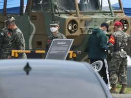 Son troque ses crampons contre le treillis militaire. AFP