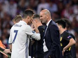 Zidane acredita que a 5ª Bola de Ouro está a caminho da vitrina de CR7. AFP