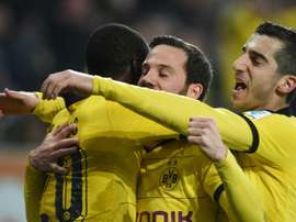 Lattaquant colombien du Borussia Dortmund Adrian Ramos, Gonzalo Castro et Henrikh Mkhitaryan, tous buteurs conte Augsburg en Bavière, le 20 mars 2016