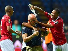 Les joueurs de Madagascar arrosent d'eau leur sélectionneur Nicolas Dupuis. AFP
