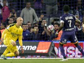 Max-Alain Gradel marque un pénalty lors du match face à Nîmes. AFP