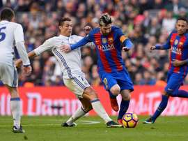 Cristiano Ronaldo face à Leo Messi, le 3 décembre 2016 lors du Clasico Barça-Real au Camp Nou. AFP