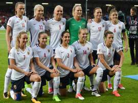 L'équipe norvégienne féminine pose avant le match face au Danemark lors de l'Euro-2017. AFP