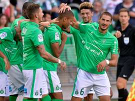 Kévin Monnet-Paquet congratulé par ses coéquipiers après le 3e but de Saint-Etienne. AFP
