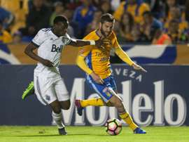 L'attaquant des Tigres Gignac à la lutte avec Alphonso Davies des Vancouver Whitecaps. AFP