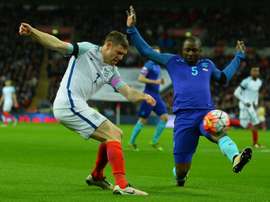 LAnglais James Milner et le Néerlandais Jetro Willems lors du match amical à Wembley, le 29 mars 2016