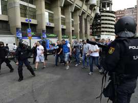 Les supporters du Legia escortés par les forces de l'ordre avant leur entrée à Bernabeu. AFP