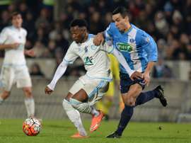 Rudy Gérard à la lutte avec le milieu de l'OM Nkoudou en Coupe de France le 11 février 2016. AFP