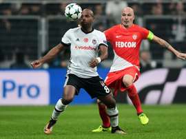 Ryan Babel (Besiktas) é alvo do Flamengo para a continuidade da temporada. AFP