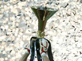 Le trophée de la Coupe dItalie brandi par le gardien et capitaine de la Juventus Gianluigi Buffon, le 23 mai 2015 à Turin