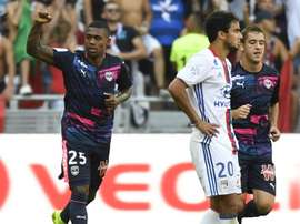 Le défenseur Rafael et l'Olympique lyonnais se sont inclinés sur leur pelouse devant Bordeaux. AFP
