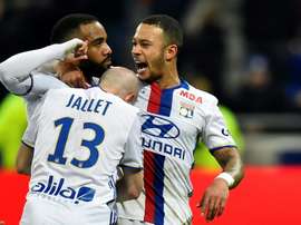 Alexandre Lacazette fête son penalty réussi pour Lyon face à Dijon. AFP