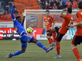 Le défenseur de Marseille Nicolas Nkoulou face aux joueurs de Lorient au Moustoir. AFP