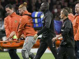 Damien Da Silva, sort sur civière, lors du match contre le Celtic. AFP