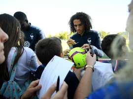 Mattéo Guendouzi redescend d'un étage et retrouve les Bleuets. AFP