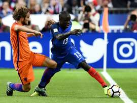 Le milieu de terrain français Ngolo Kanté, aux prises avec le Néerlandais Dany Blind. AFP