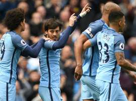 Le milieu David Silva congratulé après avoir ouvert le score pour Manchester City. AFP