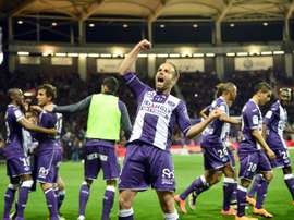 Le milieu de Toulouse Etienne Didot (centre) jubile avec ses coéquipiers lors du match de championnat contre Troyes le 7 mai 2016 au Stadium de Toulouse